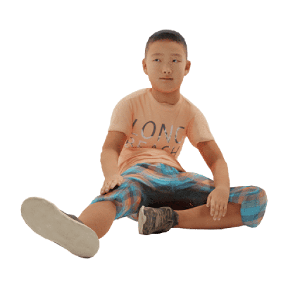 Child koji sitting on the ground waiting 02
